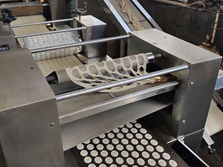 Vendeu com sucesso a máquina de organização de biscoitos totalmente automática de última geração, ajudando a linha de produção de panificação do cliente a avançar em direção à inteligência.